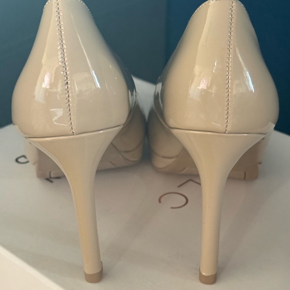 Sz 6- Nude colored patent heels - Picture 8 of 10